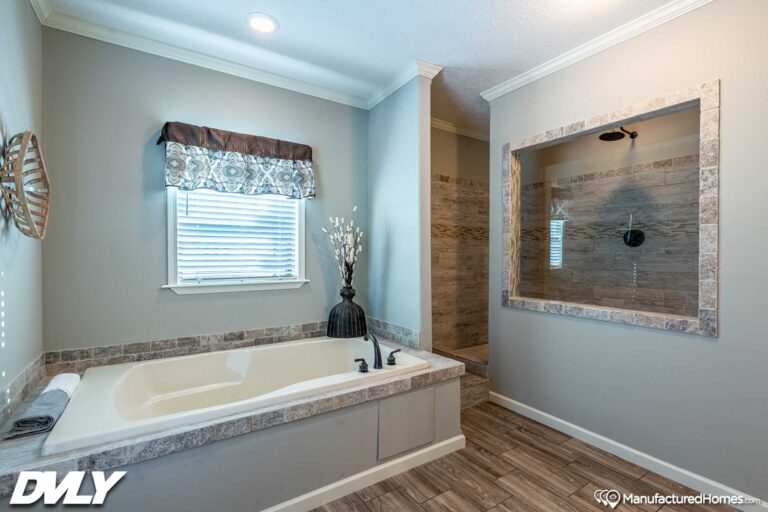 2023 Deer Valley - Briarritz Dvt-7204c Mobile Home - 3BR/2BA - 47X72 - 2580 sqft - Image 25