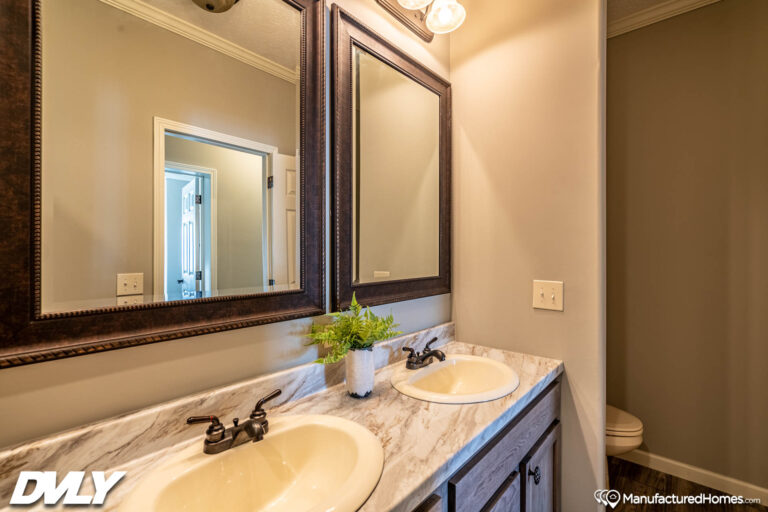 2023 Deer Valley - Briarritz Dvt-7204c Mobile Home - 3BR/2BA - 47X72 - 2580 sqft - Image 28