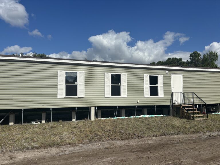 Live Oak - Dash 3 X-5663D  Mobile Home - 3BR/2BA - 16x70 - 979 sq ft - 0.625 acre  Lot - Punta Gorda, FL
