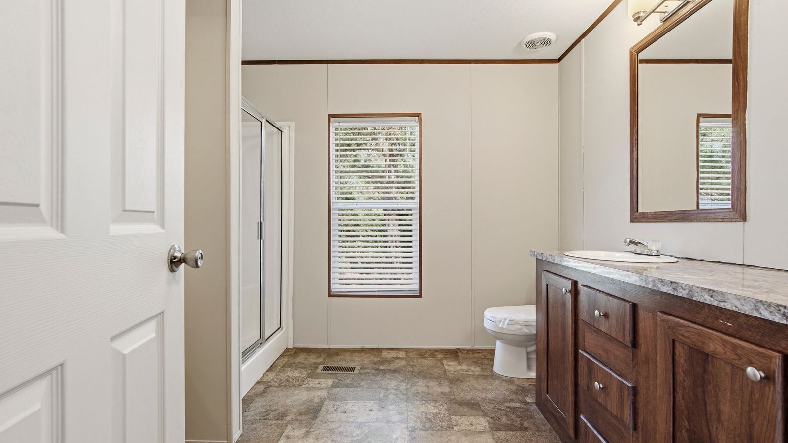 2015 Clayton Manufactured Home with 3 bedrooms, 2 bathrooms, 1216 sqft, 76 x 16 layout, Windzone 2 rating, land included. - Image 5