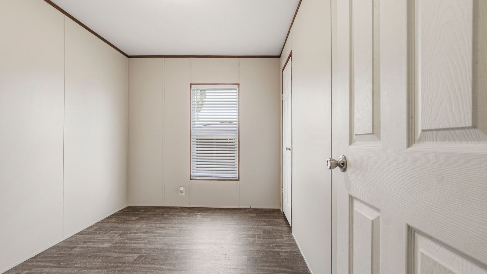2015 Clayton Manufactured Home with 3 bedrooms, 2 bathrooms, 1216 sqft, 76 x 16 layout, Windzone 2 rating, land included. - Image 8